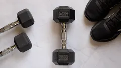 Fitness vybavení s činkami a sportovní obuví na cvičení