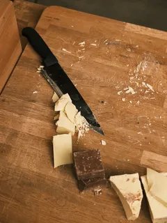 Čokoládová pracovní deska s prkénkem, sýrem a nožem