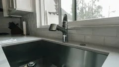 kuchyňský dřez pod oknem se západním osvětlením
