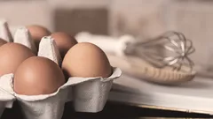 hnědá vejce v bílé keramické misce