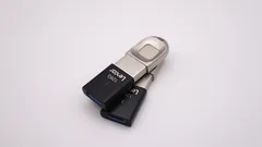 USB zařízení na bílém pozadí, produktová fotografie ve studiu