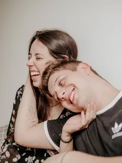 Muži a ženy se smějí, radostný moment