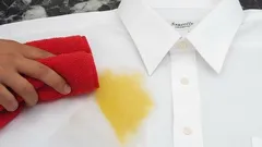 Odstraňování žluté skvrny z bílé košile červeným hadříkem