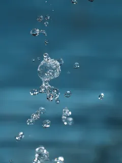 Detailní záběr vodních bublin ve vzduchu