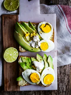 open toast s avokádem a vejci na talíři