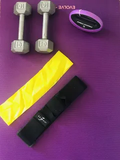 Šedé činky na zelené tkanině, fitness vybavení