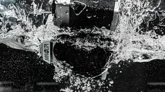 Fotografie vodního stříkance na černé krabici inspirovaná Peterem McKinnonem