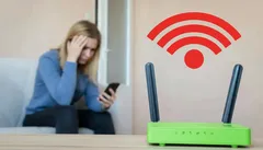 Žena s mobilem frustrovaná z pomalého WiFi připojení, vedle zelený router a symbol WiFi.
