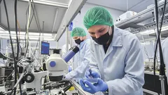 Vědci v laboratoři pracující s mikroskopem a speciálním vybavením, laboratoř, vědecký výzkum