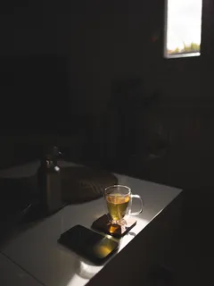 Šálek čaje na pultu elevující klidné odpoledne