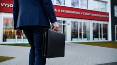 Muž s kufříkem před školou managementu a ekonomiky v Českých Budějovicích