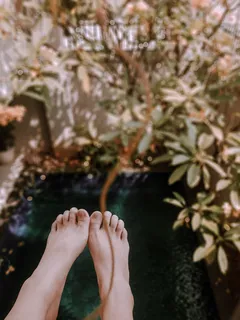 pár nohou osoby na podlaze