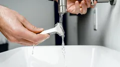 Lesklá stříbrná jednorázová břitva pro pečlivé ranní holení