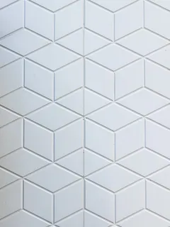 Bílé a šedé keramické dlaždice detail