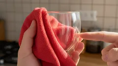 Jak vrátit skleněnému nádobí dokonalý lesk? Jednoduché metody bez drahé chemie