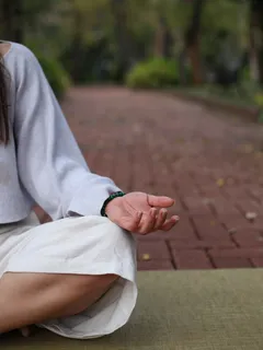 Žena sedící v lotosovém sedu na podložce