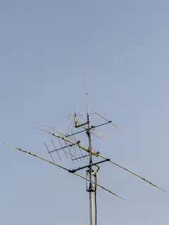 černý kovový elektrický sloup pod modrou oblohou